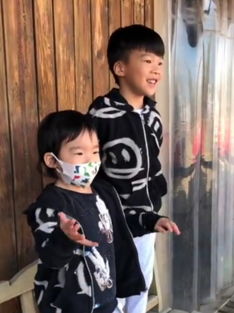 吴京被拍与郭帆聚餐，紧抱资料站街边热聊，还用屁股帮狗仔关车门