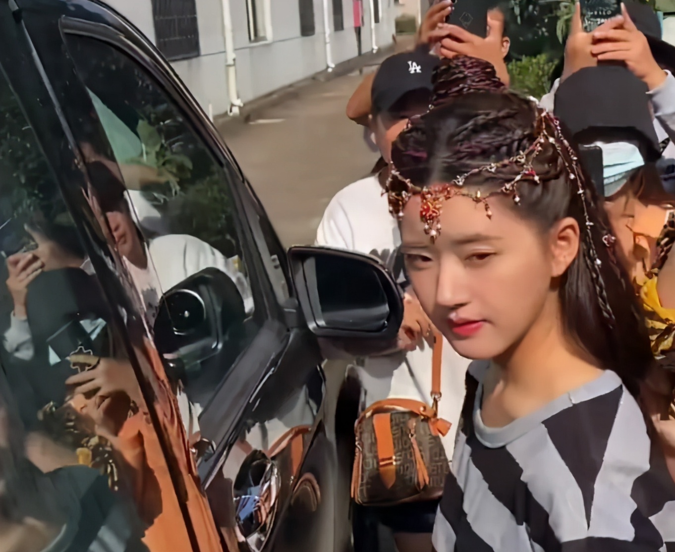 大热小花路透：鞠婧祎造型出彩但粉底厚，赵露思红绿搭配好霸气