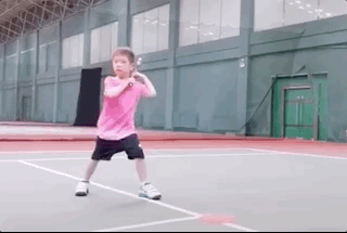 霍思燕晒照为7岁嗯哼庆生，一家三口亲吻、许愿，画面温馨