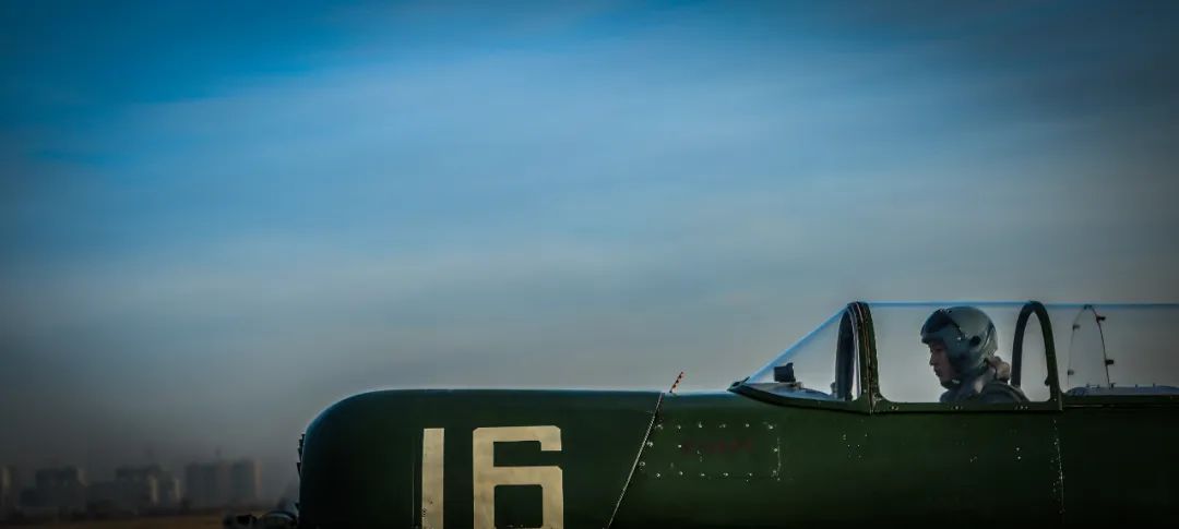 退伍后，那位初中学历的士官当了导演