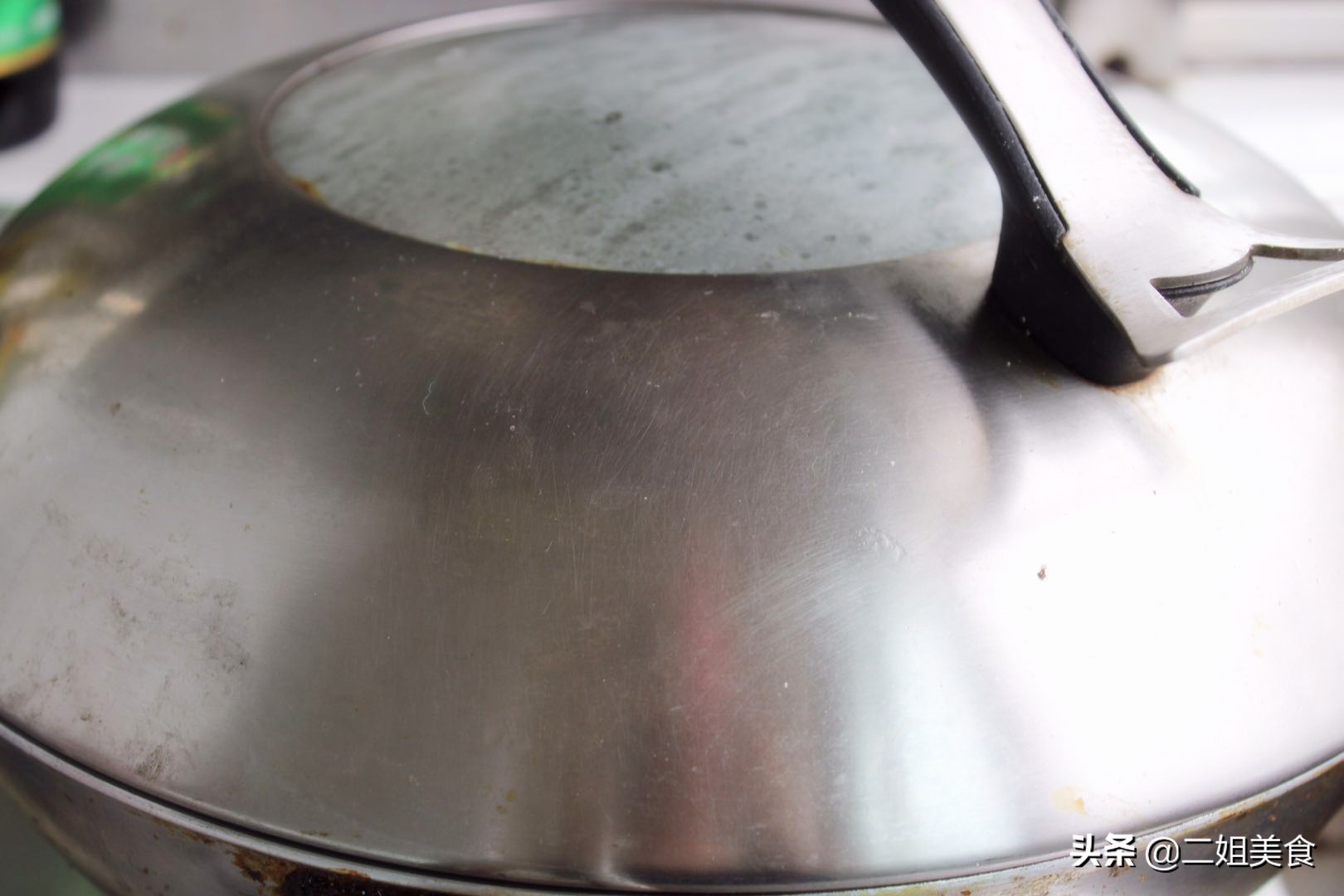 水煮荷包蛋，水开下锅煮是错的！大厨教您一个妙招，不散花还完整