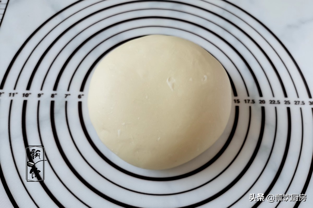 孩子爱吃甜甜圈，一斤面粉炸一堆，巧克力融化后一蘸，和买的一样