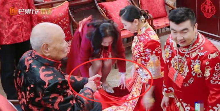 何雯娜出阁酒太寒酸？仅有一桌酒席，何雯娜母