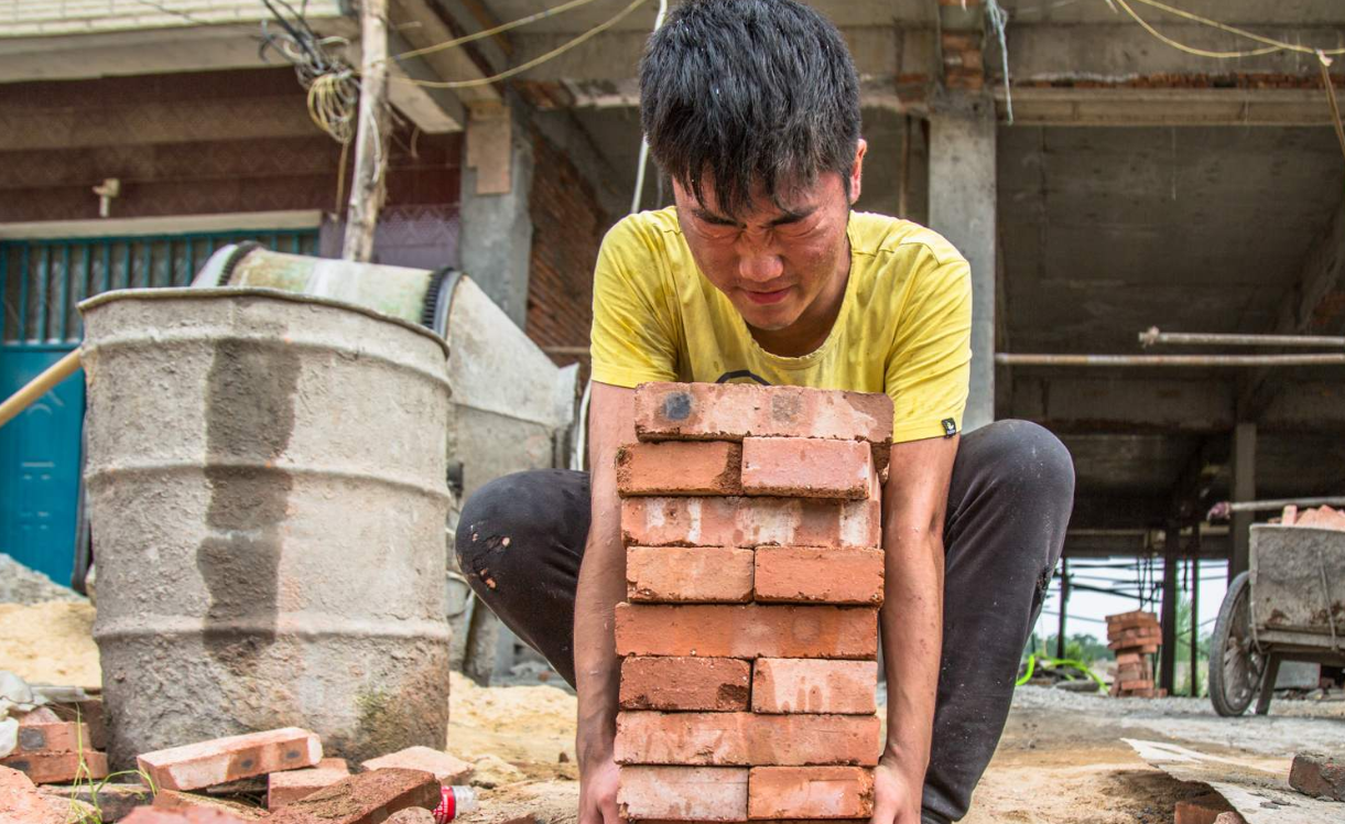 「年薪百萬，給我弟買套房不行嗎」「養你可以，養你娘家人不行」