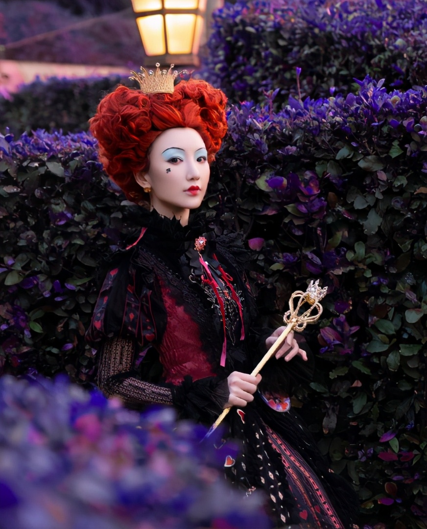毛晓彤cosplay红桃皇后，仿佛从《爱丽丝》走出来