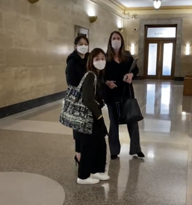 郑爽终于出席庭审，黑衣黑裤一脸严肃，我却关