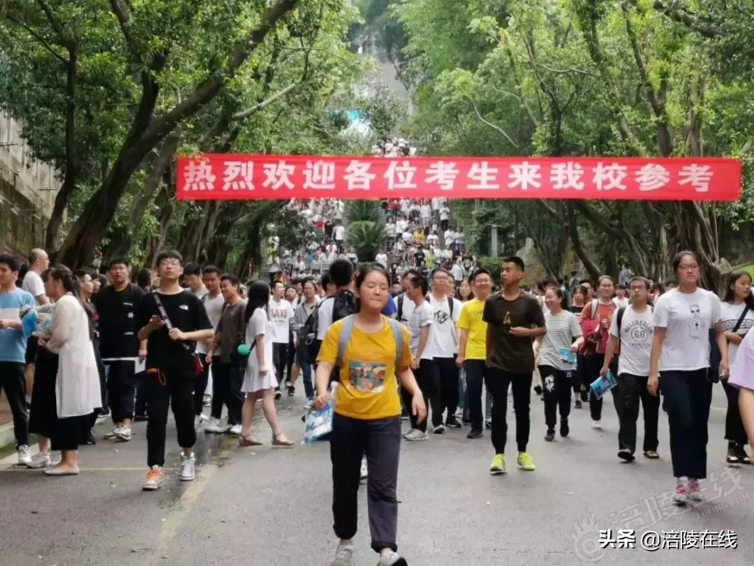直击涪陵高考最后一科现场,当年你们考完,走出考场是什么感觉?