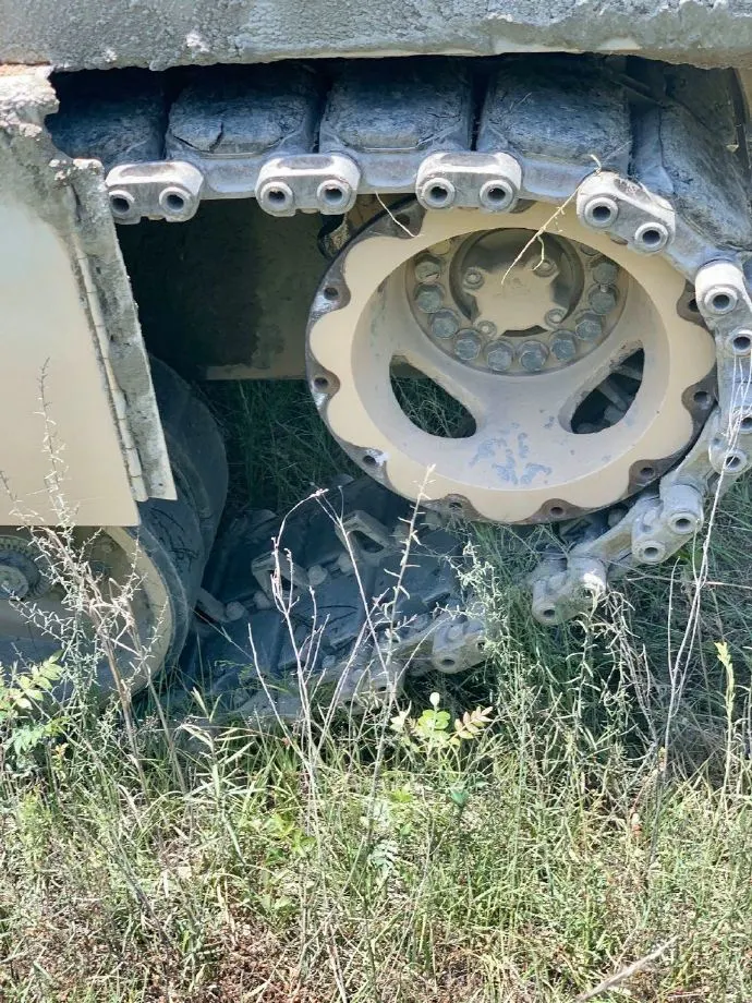 奇葩美军坦克事故，比履带掉链子还丢人：开着开着主动轮解体两半