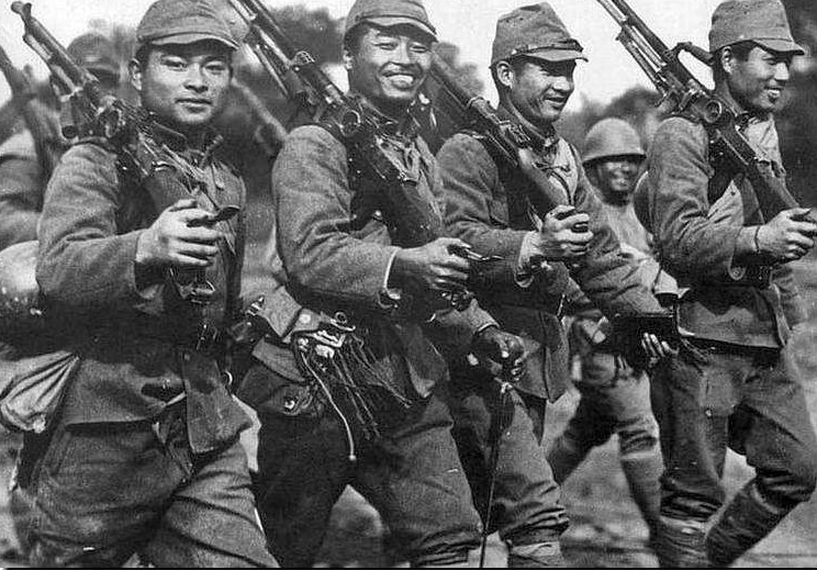 很快,日本陆海军从最初制定的进攻新加坡,印度尼西亚等地的区域性作战