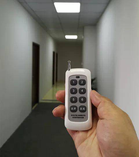 全屋照明遥控器，单人就可以完成安装，遥控最远能达1000米
