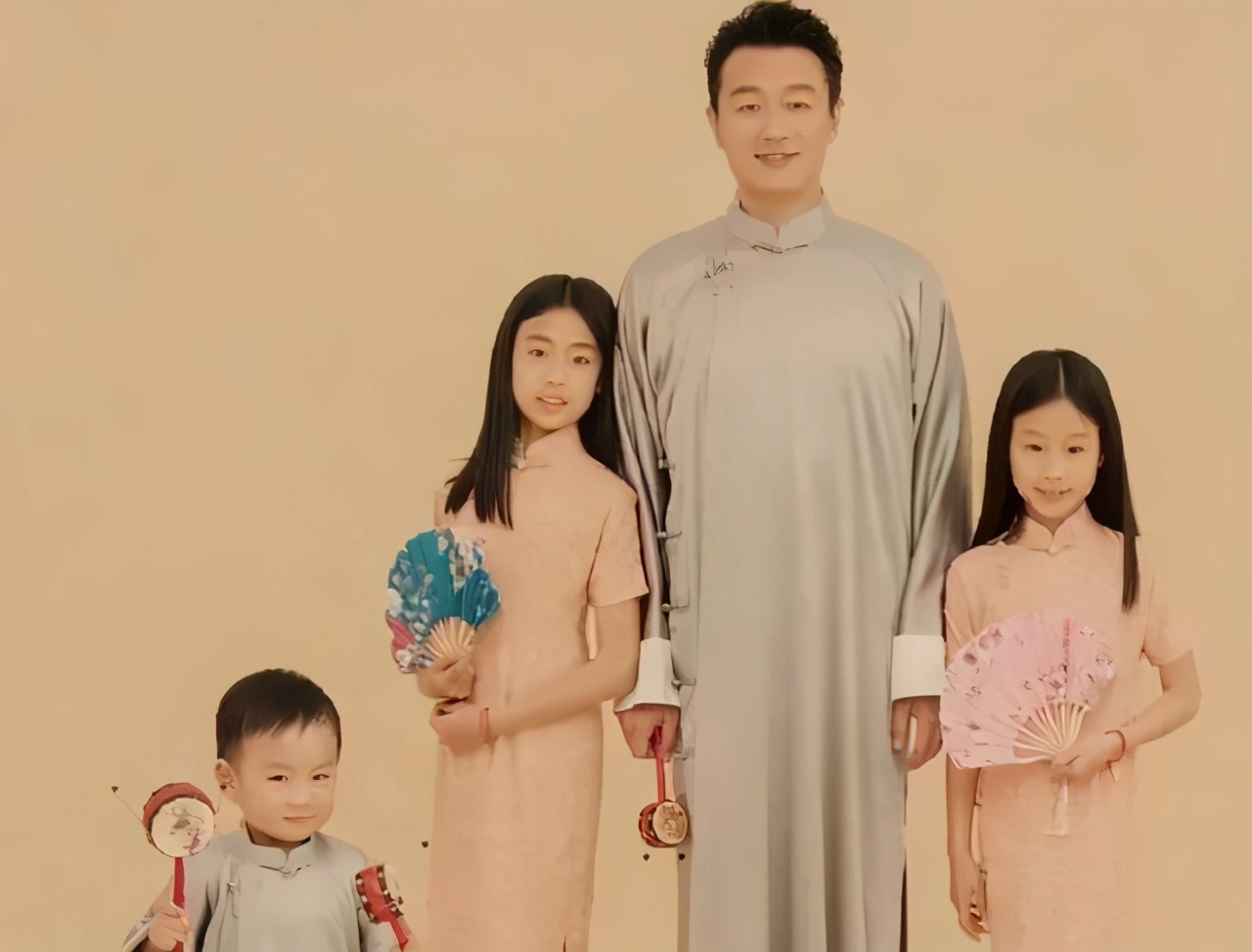 佟大为罕见晒全家福，评论区却骂声一片，网友：不如只给儿子拍