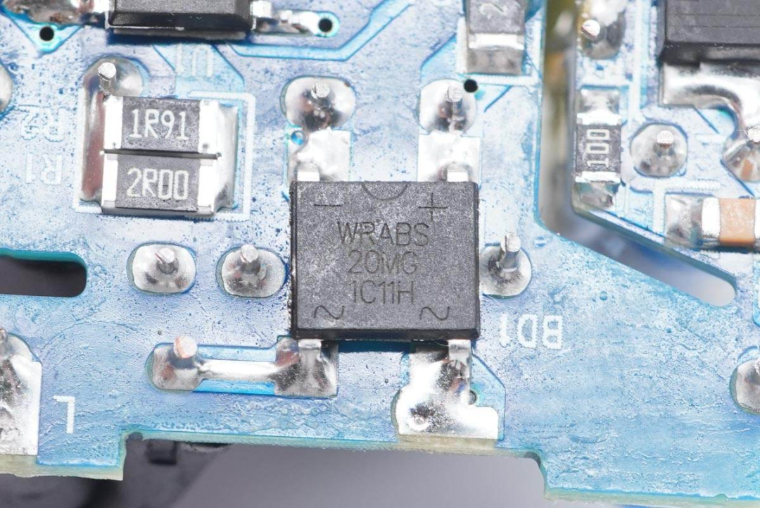 迷你机身，内置高集成电路，这款20W PD快充设计绝了