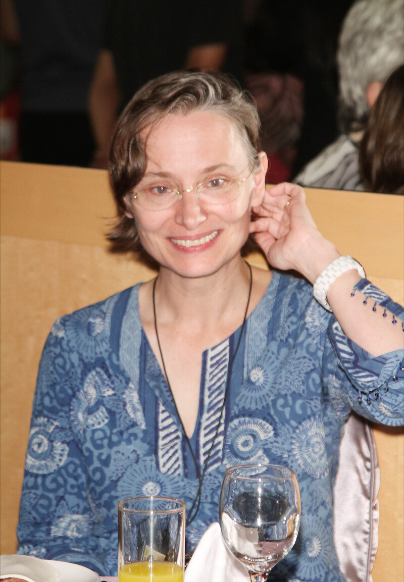 周華健罕見和美國妻子同框，61歲妻子頭髮花白，夫妻同框似母子