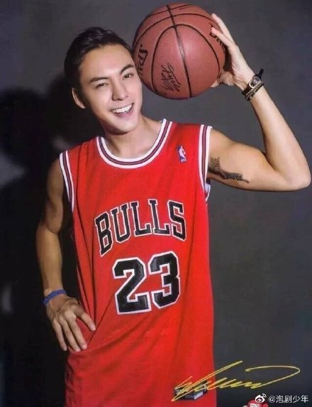 当男明星穿上红色球衣，鹿晗秀气，一博酷盖，陈伟霆性感