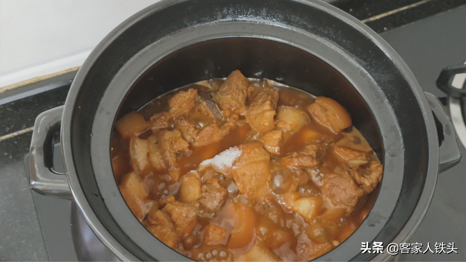 廣東人酒席上必上的一道菜，不用大料，出鍋口感香軟，好吃又不膩