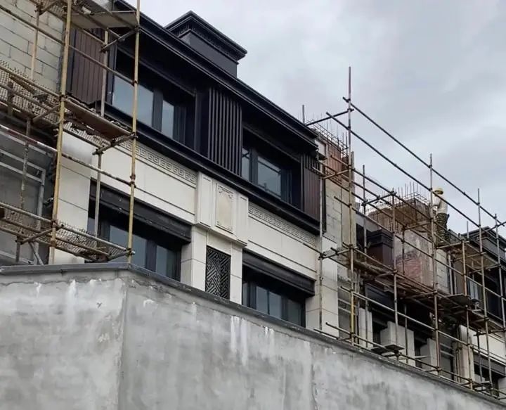 烂尾楼丨谁买下了烂尾楼的“雷”？