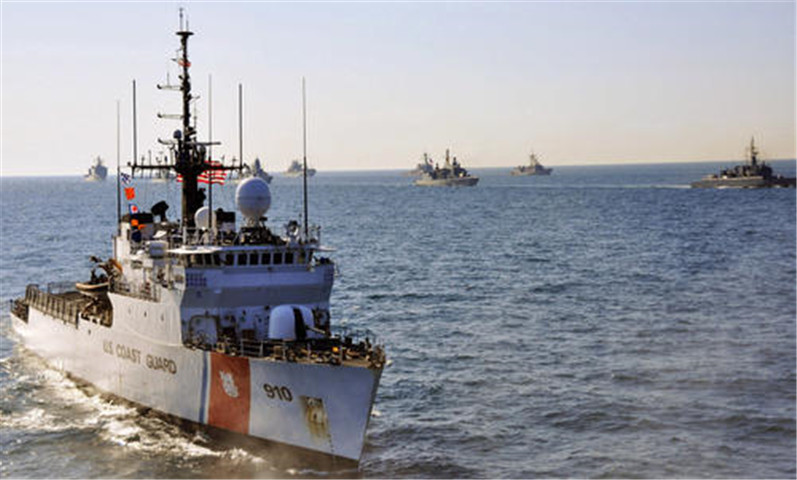 美军公然登上中国渔船，抢夺渔获，美媒直言：与海盗无异