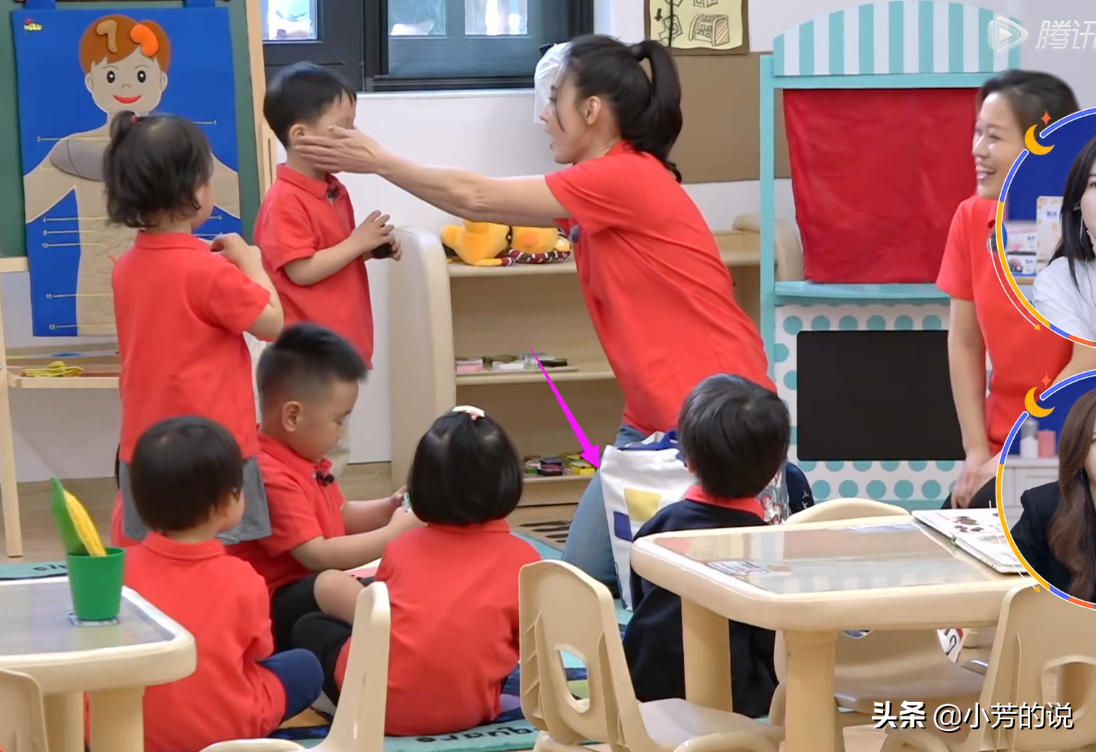 张柏芝去幼儿园看孩子，双膝跪地有耐心，妆容是对孩子最大的尊重