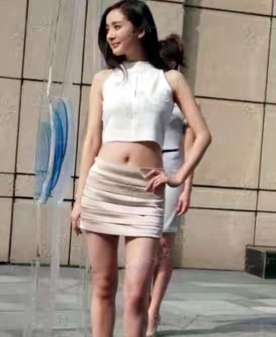 杨幂20岁旧照曝光，那时的肉感与现在的骨感，你