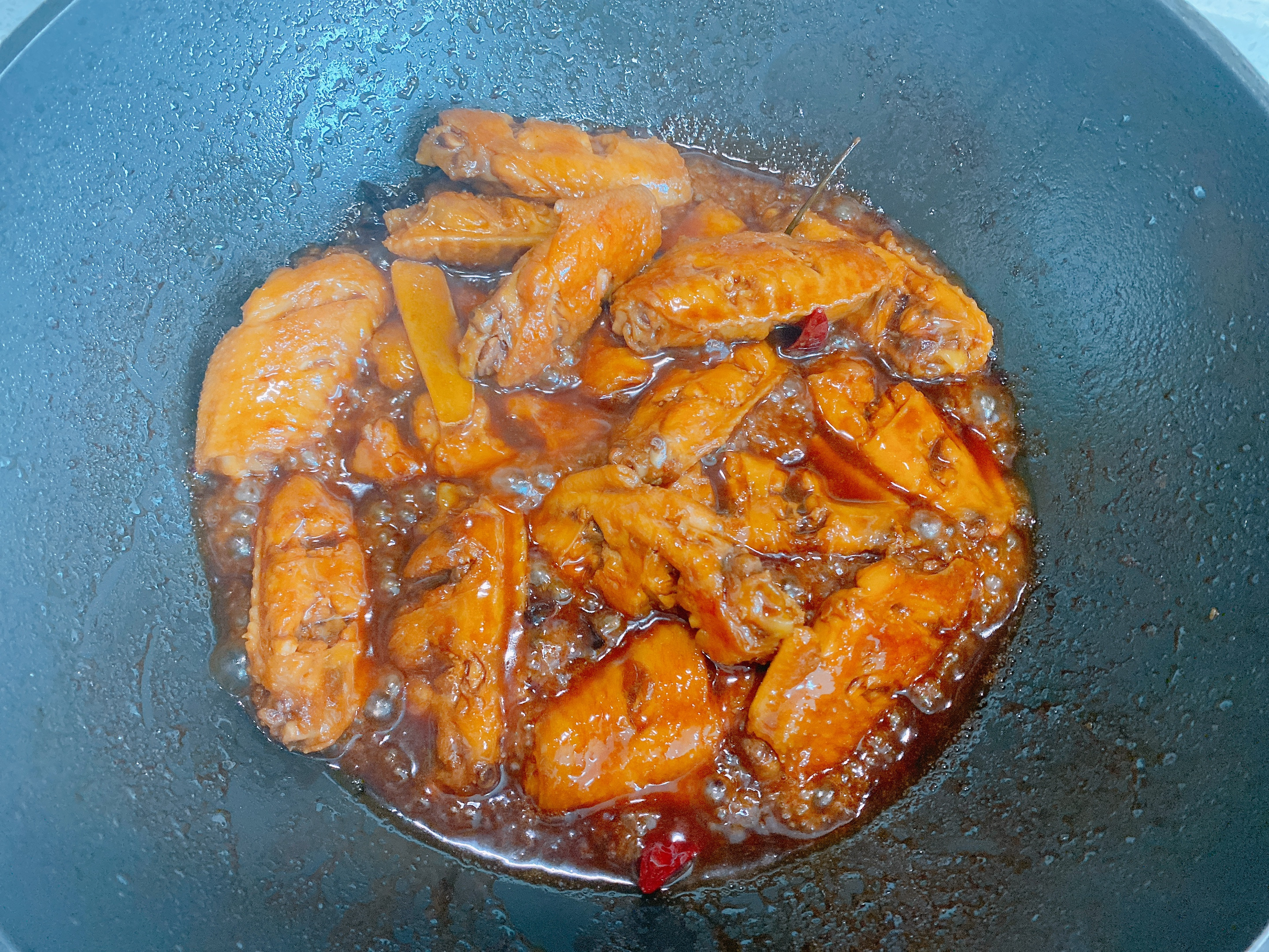 紅燒雞翅軟爛脫骨的秘訣在這裡，掌握關鍵2點，新手也能一次成功