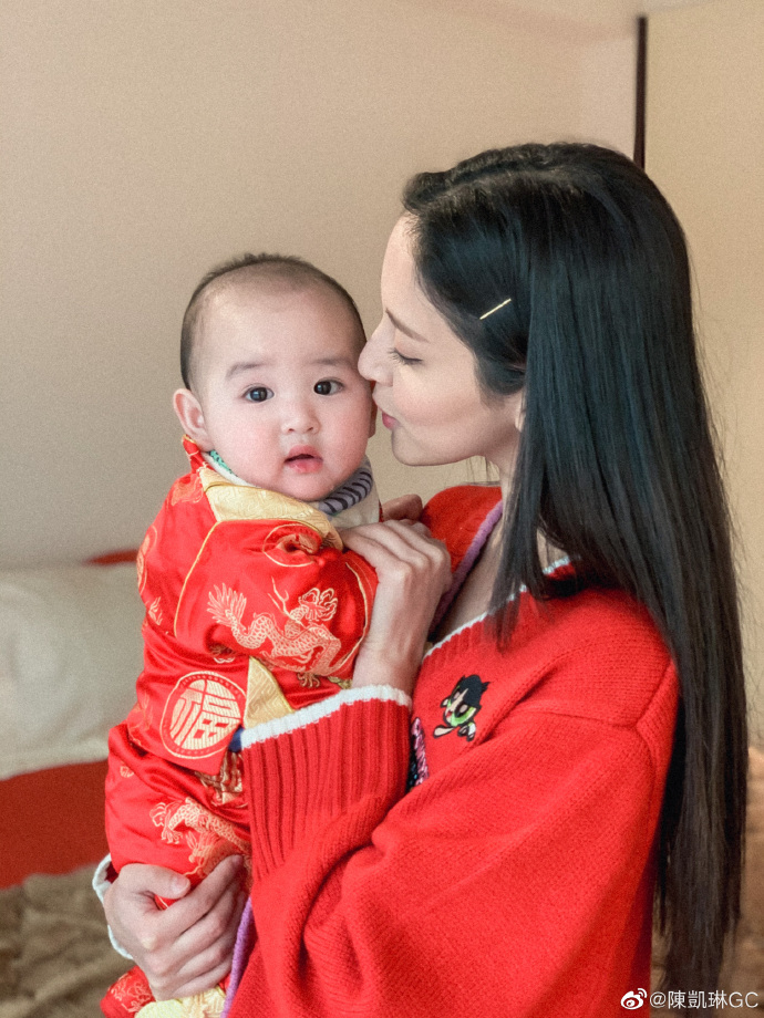 鄭嘉穎為大兒子慶生，2歲鄭承悅太會耍帥，陳凱琳自認“奶奶命”