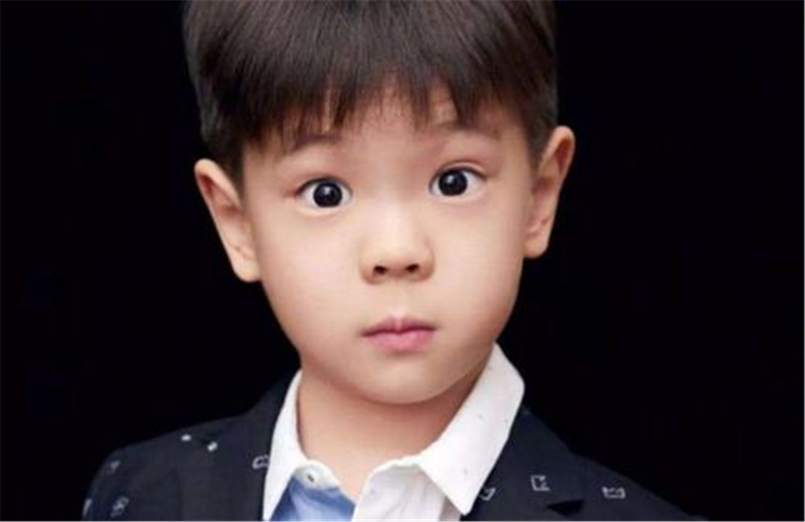 杜江兒子“嗯哼”整容式長大，外貌變化不算啥，情商更令人折服