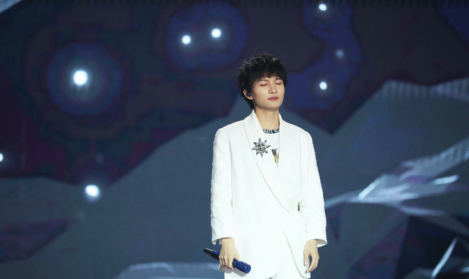 话筒|周深领奖时话筒自动下降 直言：这么可爱的话筒周深调皮