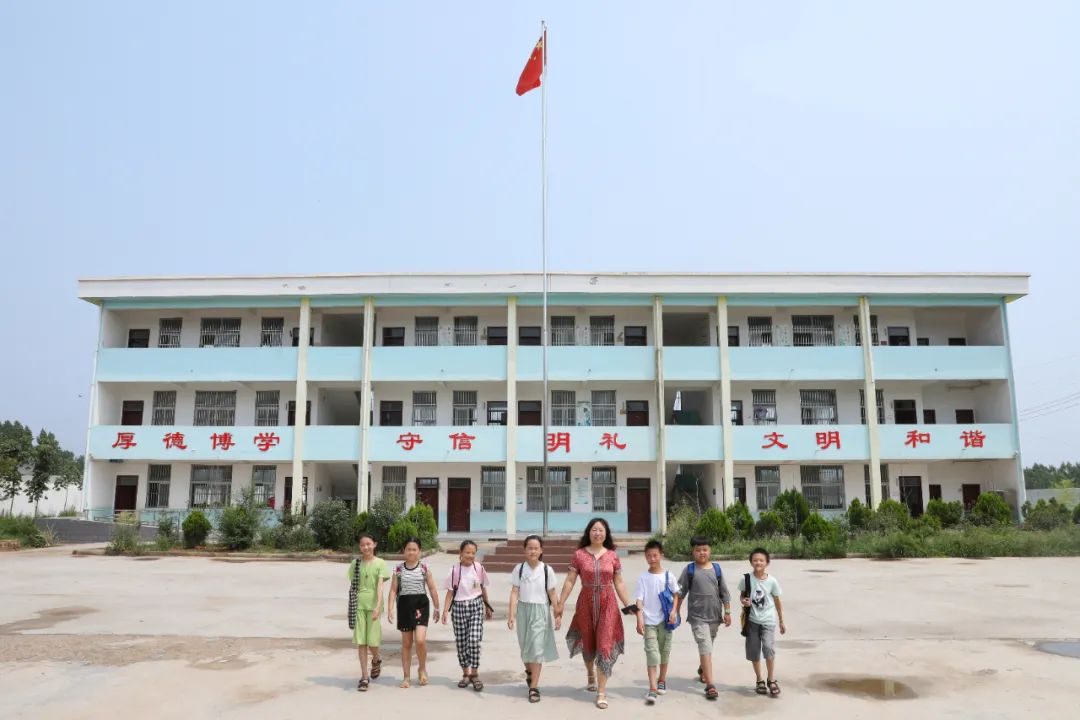 不想在生意场“瞎忙”，他导演了一场乡村“变