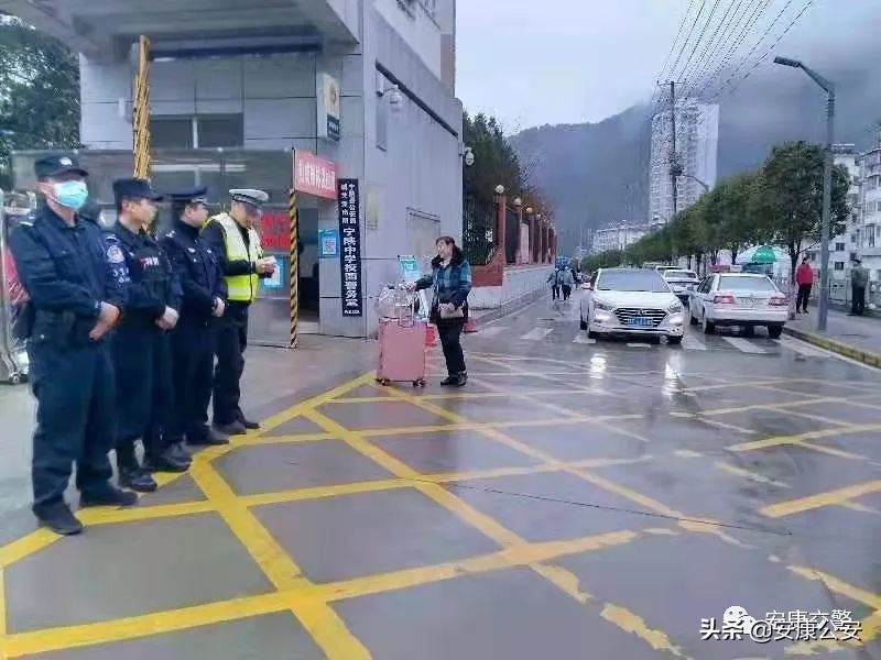 【开学季】安康交警护学岗为中小学生护航