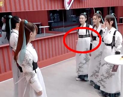 張柏芝逛超市被路人認出，穿極其寬鬆的外套都無法掩飾隆起的腹部