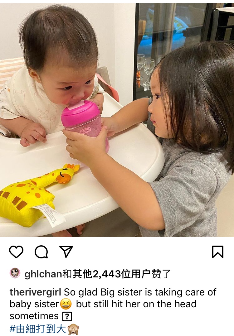 李亚男晒俩女儿互动，姐姐照顾妹妹超懂事，2岁天韵上学打扮精致