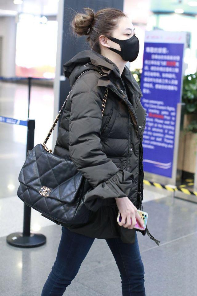 應采兒素顏太抗打，一身低調色依舊美到發光，確定是37歲倆娃媽