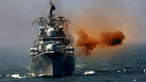 俄罗斯对英舰队开火！中国应不应该学习俄做法？“强硬”和“打太极”哪个更适合中国