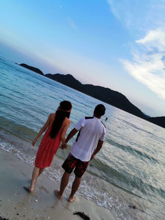 温碧霞和丈夫乘游艇度假，他们海边牵手相拥，老夫老妻依旧超甜蜜