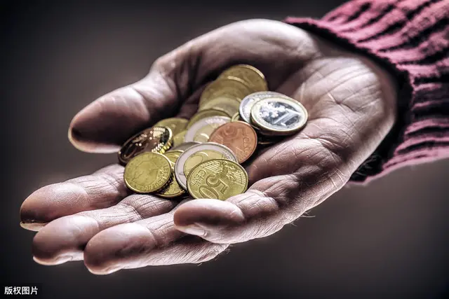 今年养老金上涨，是按工龄计算吗？