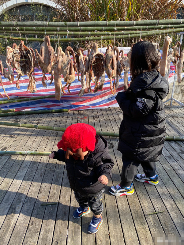 蔡少芬抱1歲兒子花式秀幸福，稱公婆老公都被拿下，自侃一統天下