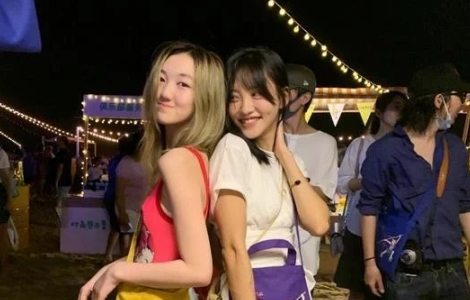 李嫣海边摆摊，三次手术痕迹明显，大方自信的她依旧很美