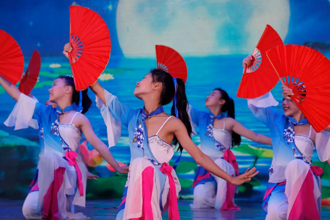 美轮美奂!可爱的小精灵们舞蹈比赛堪比演出现场,快来看看吧