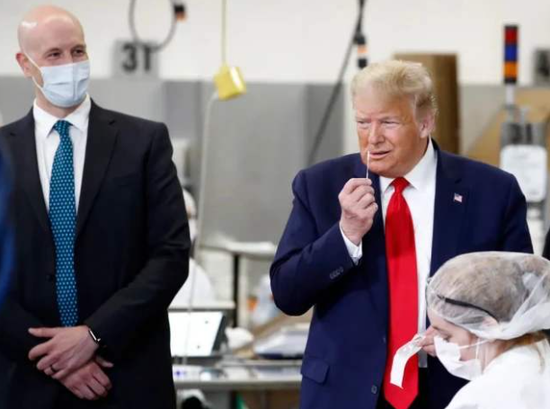 特朗普继续捣乱，不戴口罩参观拭子生产厂，当