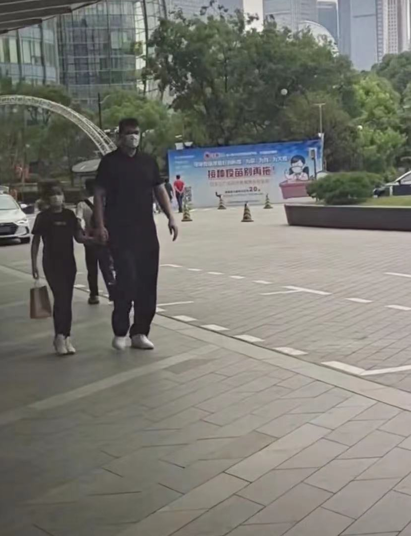 姚明与女儿牵手逛街，11岁姚沁蕾身高到爸爸胸部，一双腿又细又长