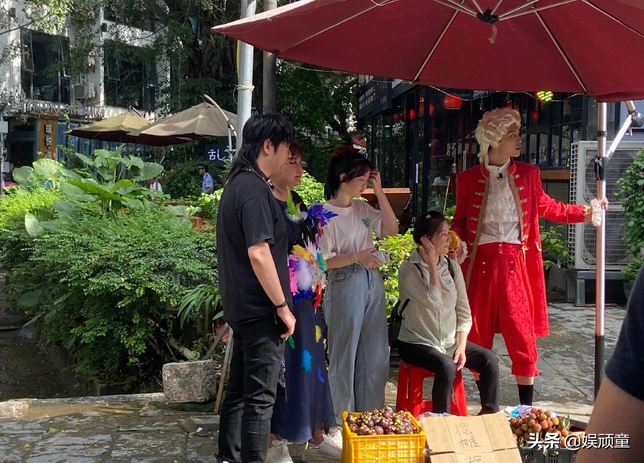 小沈阳穿水手服摆摊，看到一旁周深穿的衣服，网友：两人穿错了吧