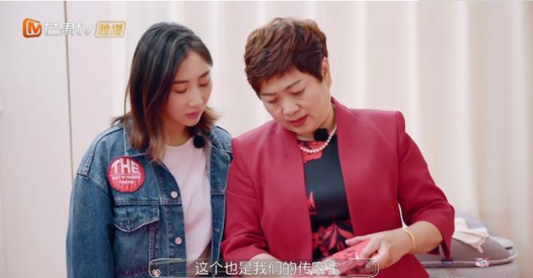 何雯娜出阁酒太寒酸？仅有一桌酒席，何雯娜母