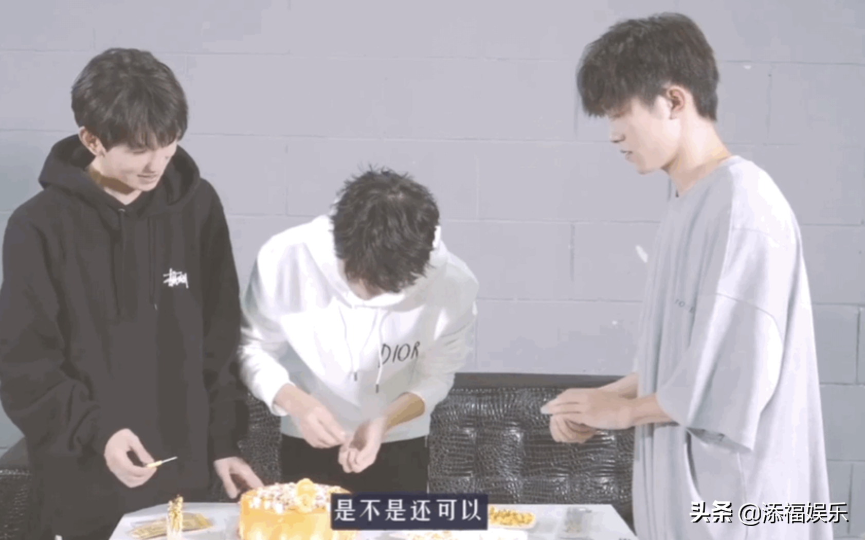 TFBOYS没有搅拌机怎么办？王俊凯用筷子打蛋40分钟，王源更无奈