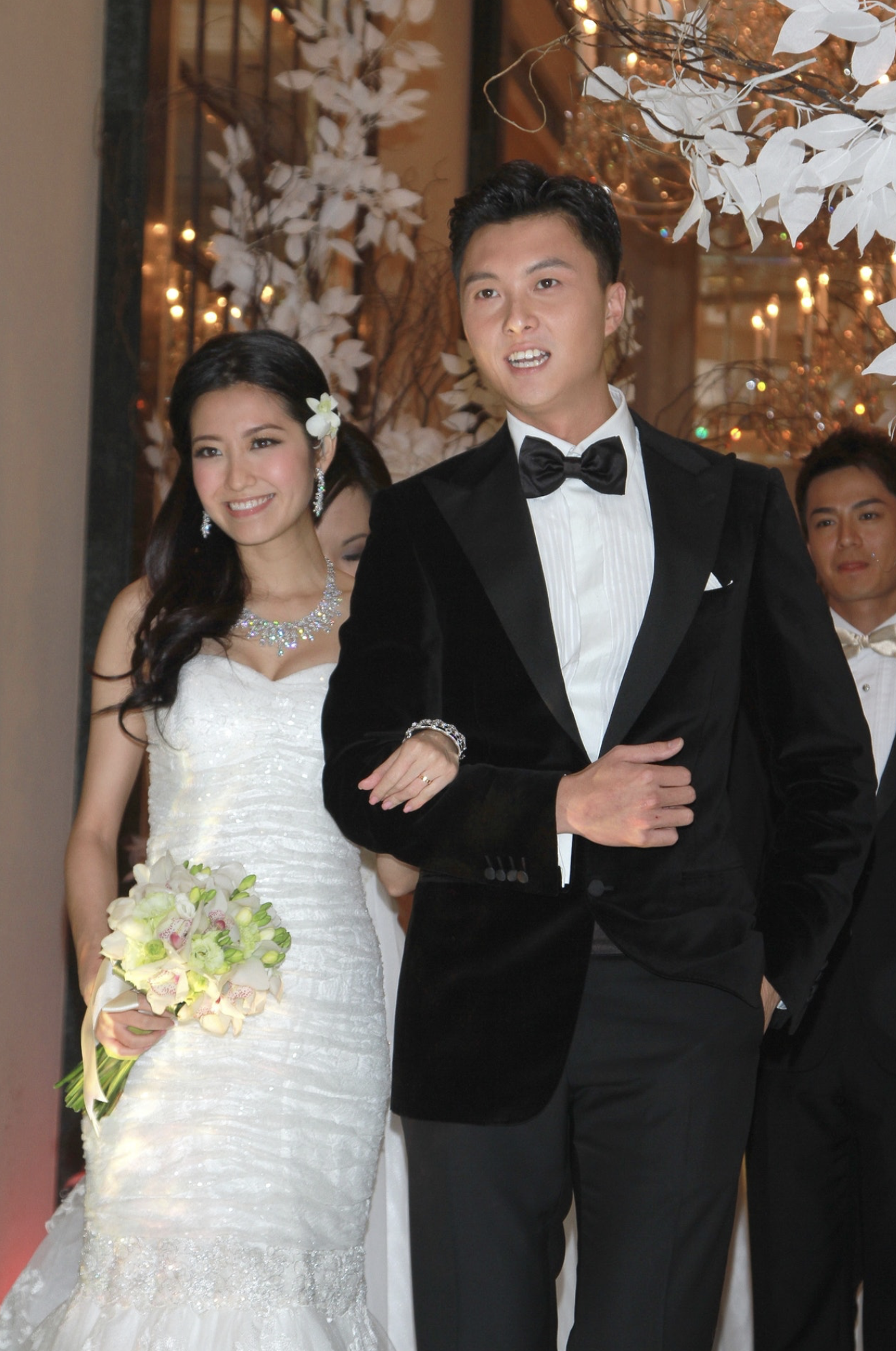 王浩信做直播与女儿互动，父女罕见同框，9岁女儿笑容灿烂很可爱