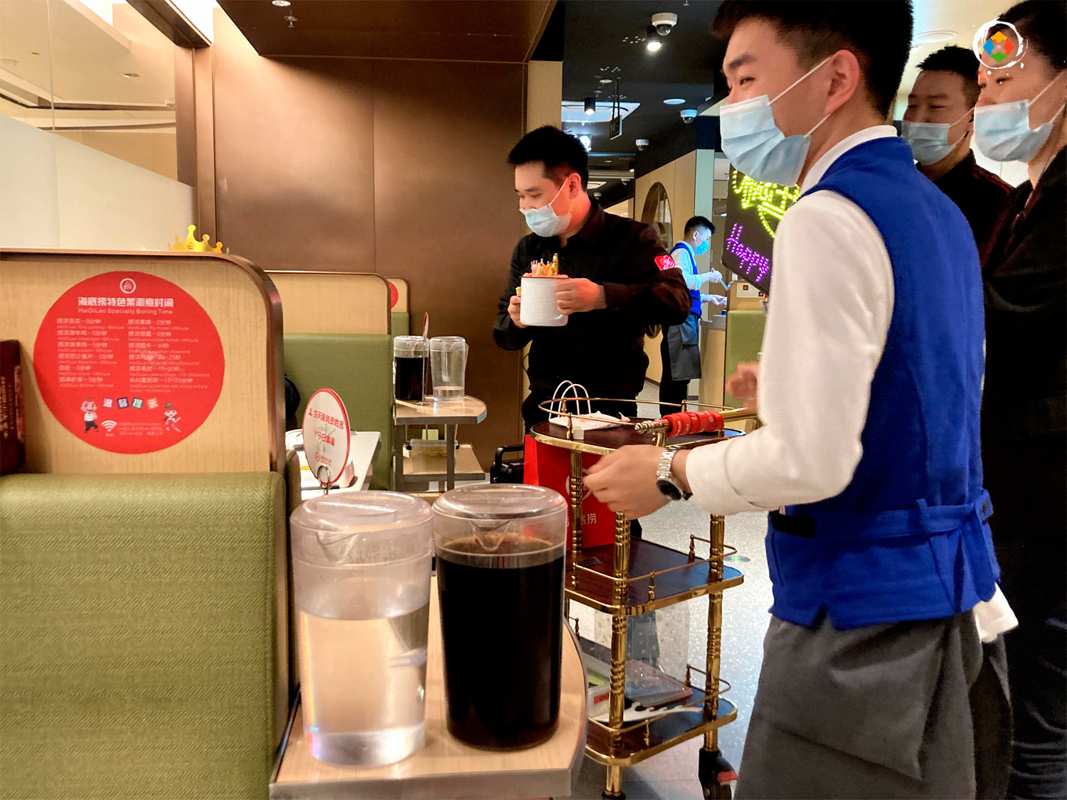 重庆人真的不吃海底捞吗？大量市民排队等位，本地人都被辣到不行