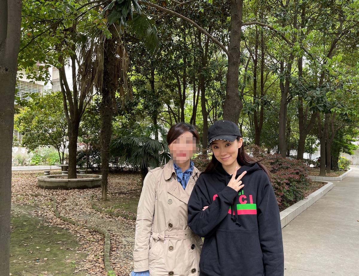 张小斐现身墓地给李焕英扫墓，眼睛微红似哭过，获贾玲亲姐接送