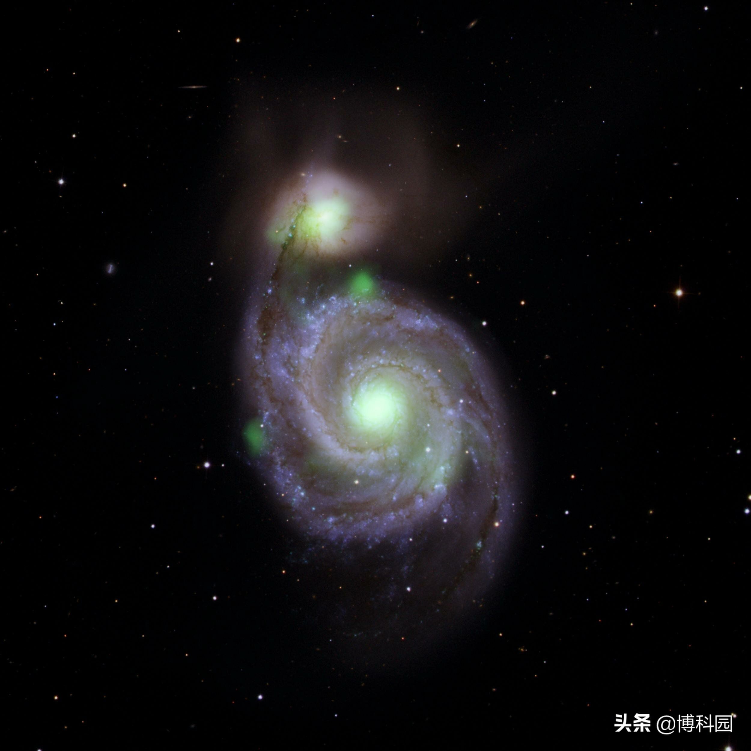 在碰撞星系中，黑洞周围亮度应超过所有恒星，但只是微弱的闪光！