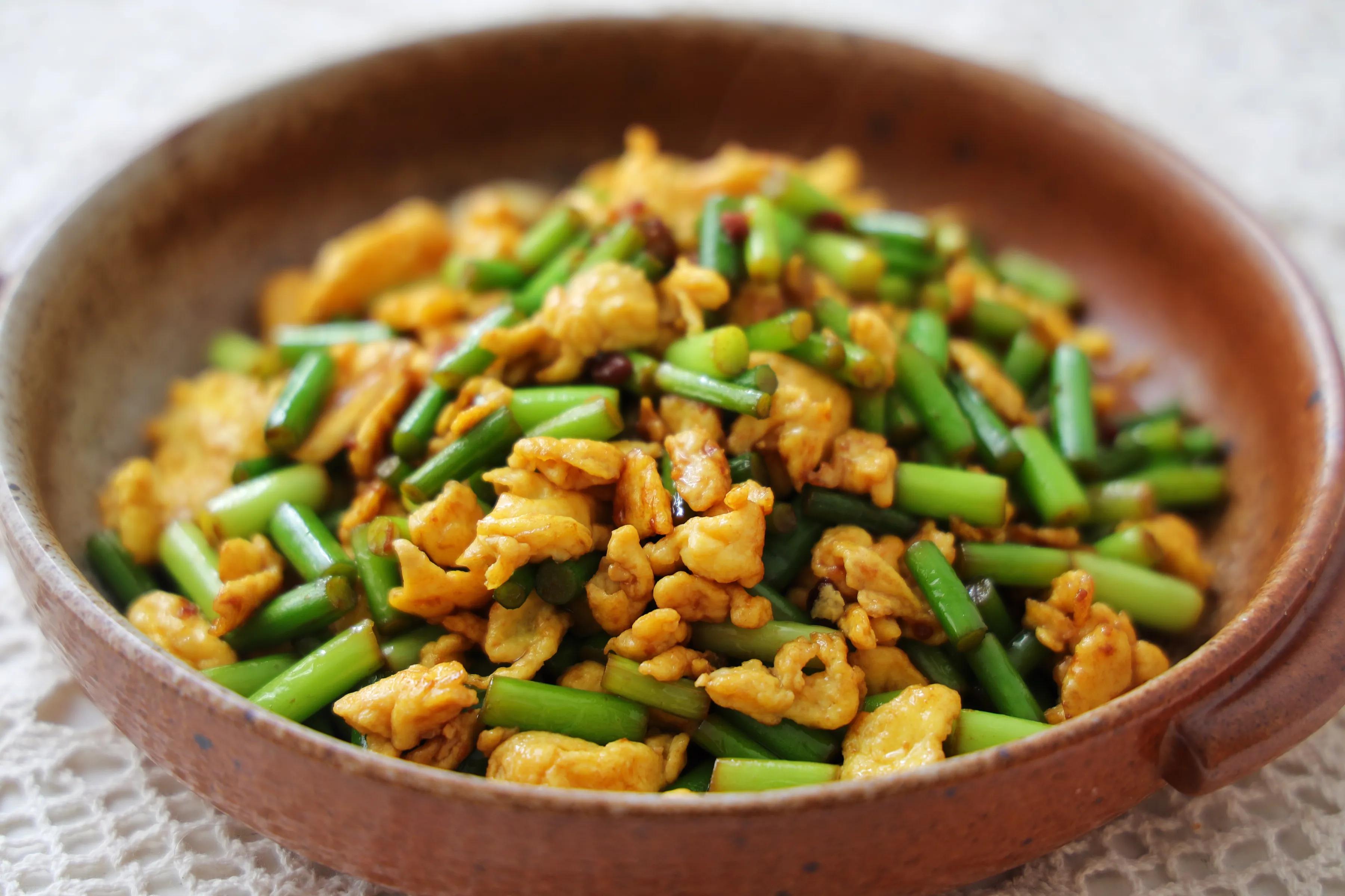 雞蛋和蒜薹的新吃法，醬香美味，鮮嫩好吃，特下飯！ 一定要試試