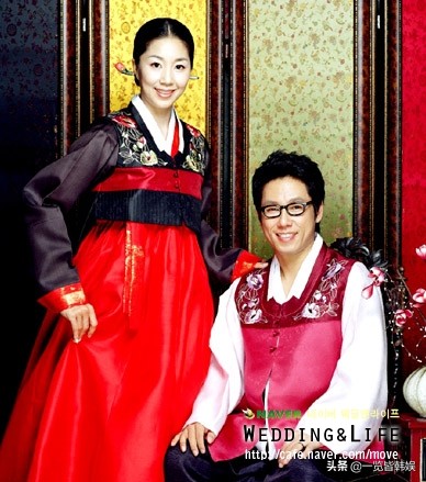 尹钟信退圈游走美国 与妻子身高差受质疑 作品曾