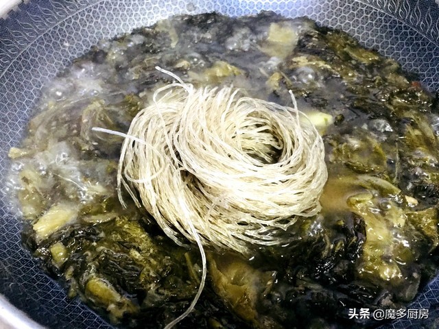 I made a big pot of pickled fish for less than 40 yuan. It was sour and refreshing, so I don’t need to order takeaway in the future.